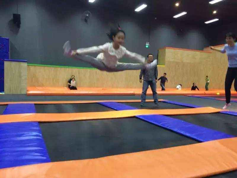 跳跃而起蹦床运动 跳跃而起蹦床运动